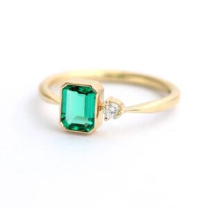 Anillo en oro de 18k y Esmeralda Colombiana Y Diamantes AN38